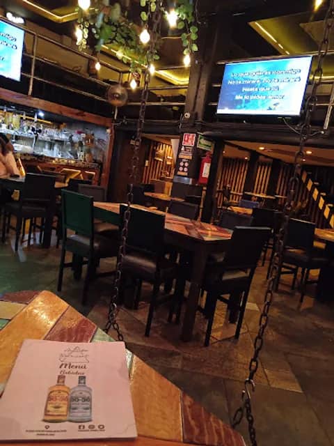 Rustic Jardín venue at Lienzo Charro La Tapatía with architectural obstructions for networking events.