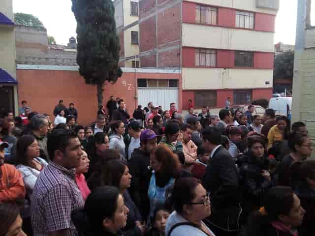 Crowd management failure at Casa de Fray Melchor de Talamantes event, disorganized queue.