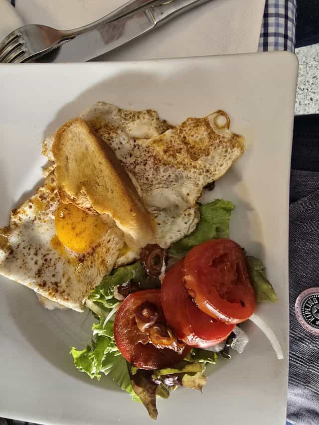 Pastelería Artesanal breakfast catering: poorly plated food for corporate events or weddings.