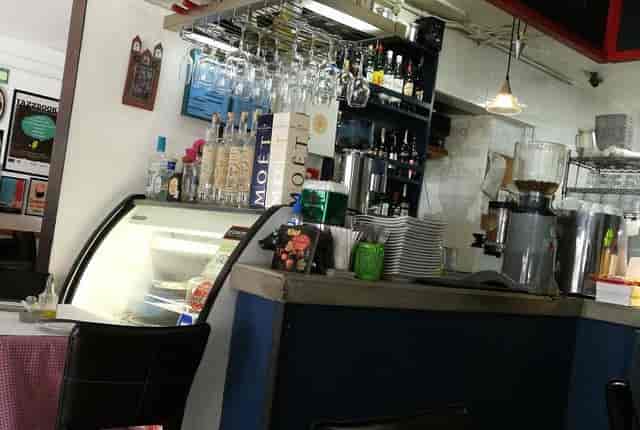 Casual F&B service area at El Convite for informal networking or event breakout space.