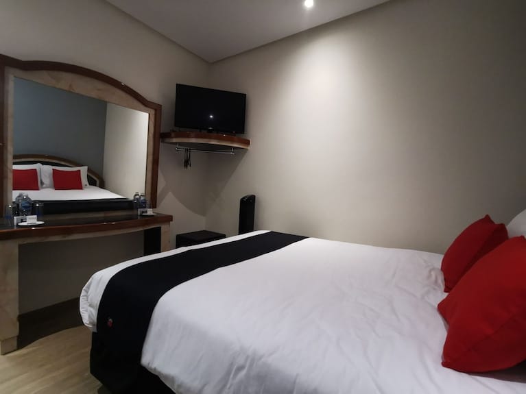 Budget Superior Queen Room at Hotel Monarca for casual travel and vacation stays.