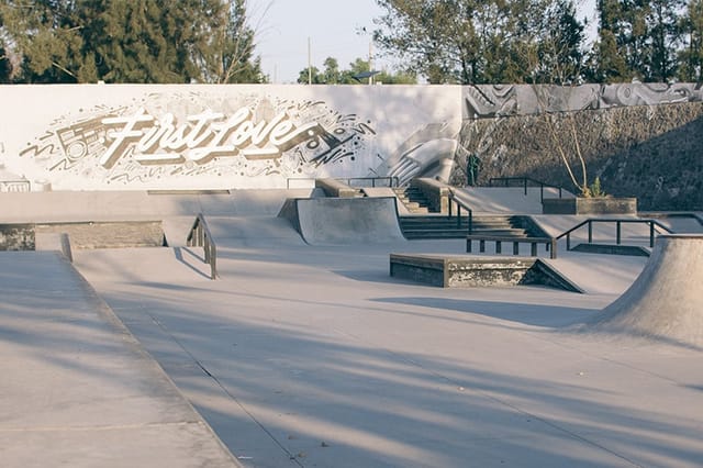 Raw skate park at Parque Cantera with mural, ideal for urban brand launches and experiential events.