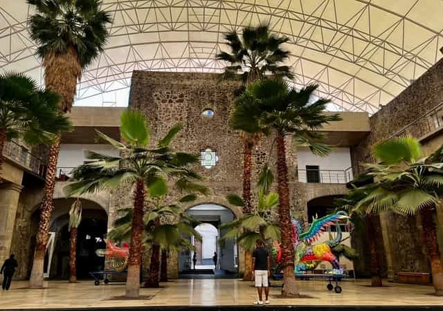 Mercado Leandro Valle indoor-outdoor venue with vaulted ceilings for gala and product launch events.