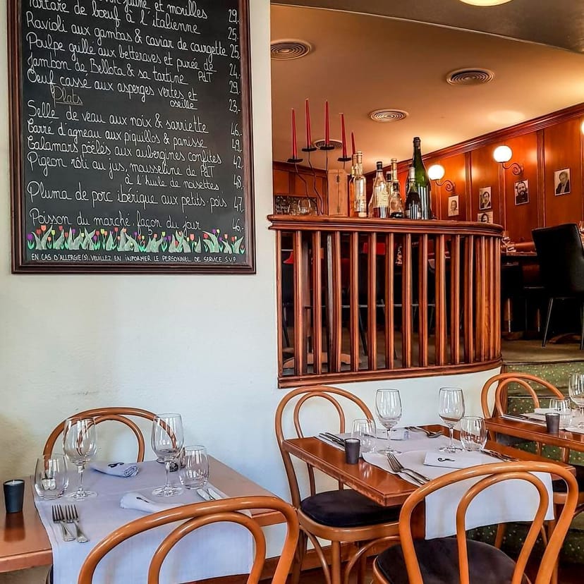 Bistro at Au Chat Noir: wooden decor, ideal for VIP dinner and corporate networking events.