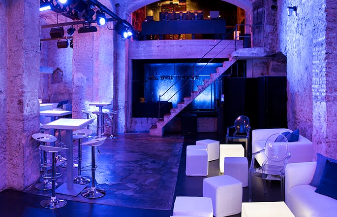 Stylish event space in Fàbrica Moritz with industrial decor for corporate and social gatherings.