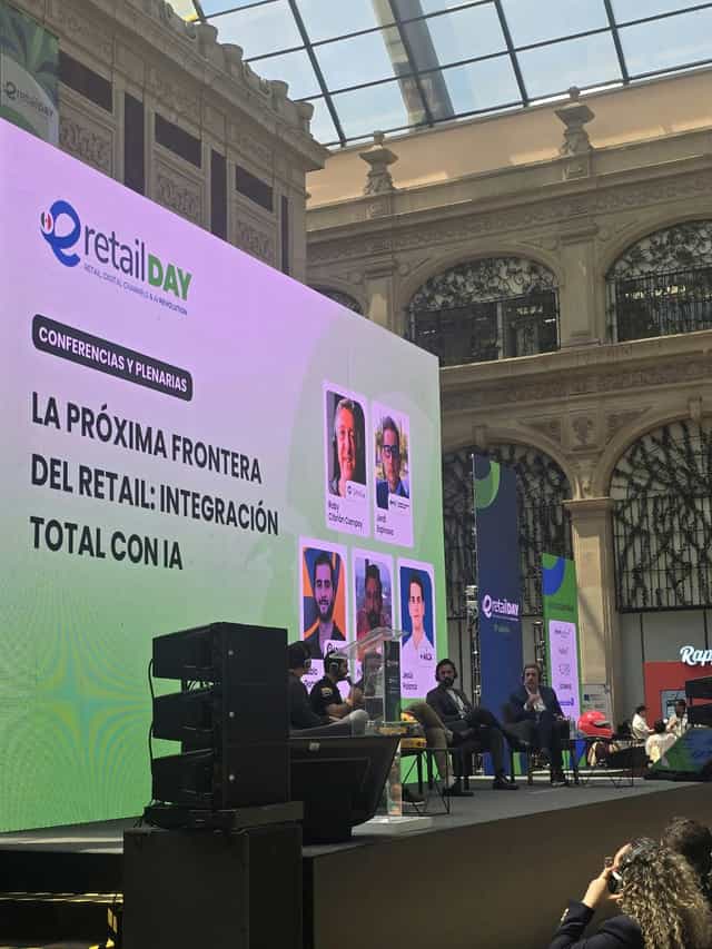 B2B conference stage at Salón Banderas with LED backdrop for corporate events and business meetings.