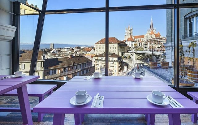 Sun-drenched hotel breakout lounge with vibrant furniture for corporate events and workshops.
