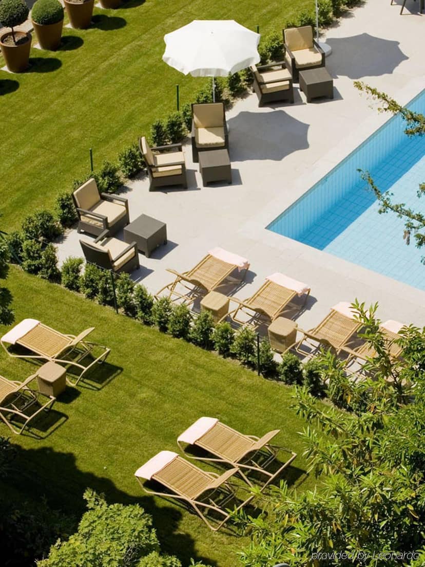 Hôtel Angleterre poolside lounge area for incentive trips and networking events.