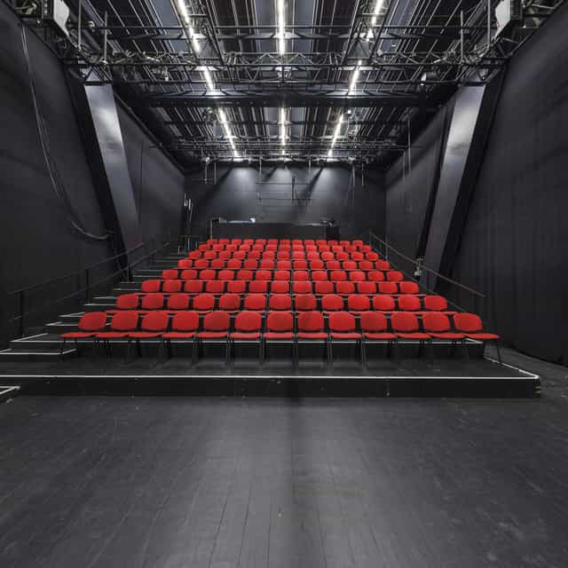 La Passerelle black-box theater with tiered seating, ideal for corporate presentations and events.