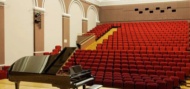 Salle Paderewski auditorium with tiered seating for corporate presentations and keynote events.
