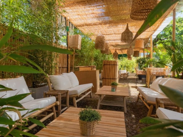 Jardin de Penthes outdoor lounge for networking events and corporate collaboration.