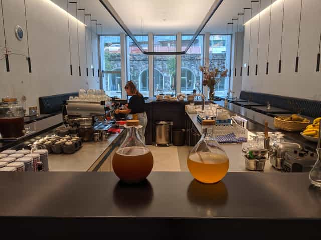 Modern bar at PLATEFORME 10 Lausanne, ideal for corporate retreats and VIP networking events.