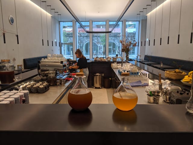 Modern bar at PLATEFORME 10 Lausanne, ideal for corporate retreats and VIP networking events.