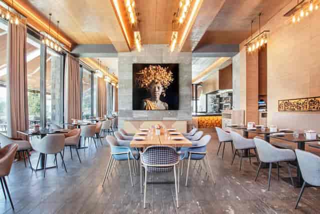 Les Diablerets I salon at Villars Palace: elegant, light-filled venue for VIP dinners and events.