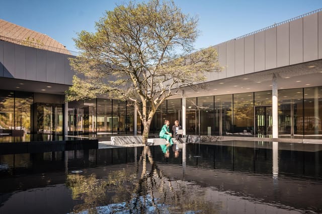 Modern breakout space with water feature, ideal for executive meetings and corporate networking.