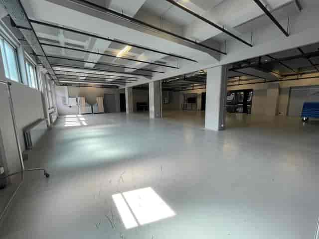 Industrial event venue at Résidence Sev52 with columns, ideal for weddings and corporate parties.