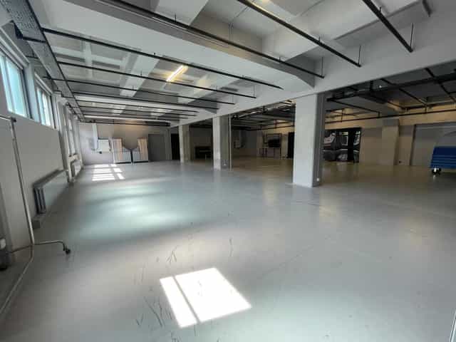 Industrial event venue at Résidence Sev52 with columns, ideal for weddings and corporate parties.