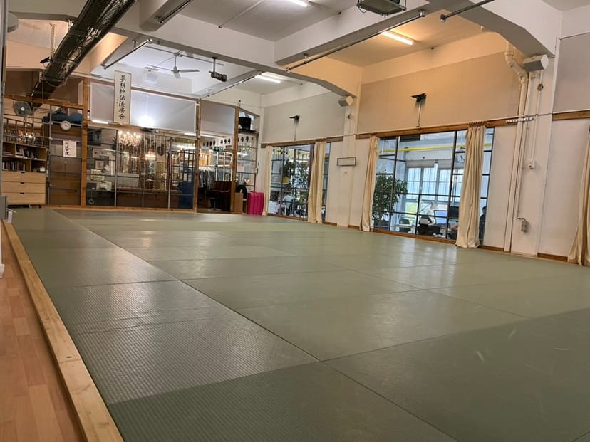 Salle polyvalente at Résidence Sev52 with tatami flooring for wellness retreats and team building.