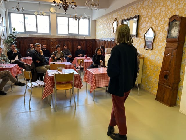 Small classroom meeting setup at Résidence Sev52 festival hall for corporate events and workshops.