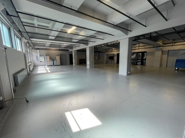 Industrial blank canvas event space at Résidence Sev52 for creative corporate or private events.