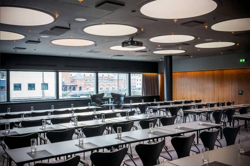 Modern meeting room at The Egg, featuring sleek furniture for conferences and workshops.