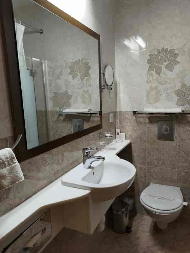 EVROPI at Semeli Hotel: standard bathroom with dated wallpaper for group hotel bookings.