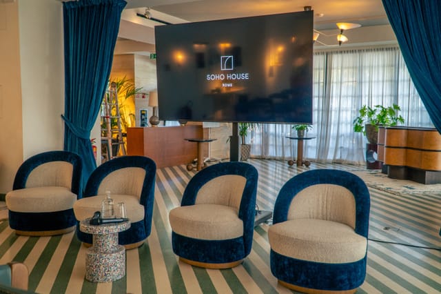 San Lorenzo Studio in Soho House Rome: cozy meeting space with large screen for presentations.