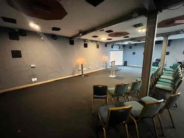 Intimate meeting room with gray walls, ideal for presentations and events at Robannas Studios.