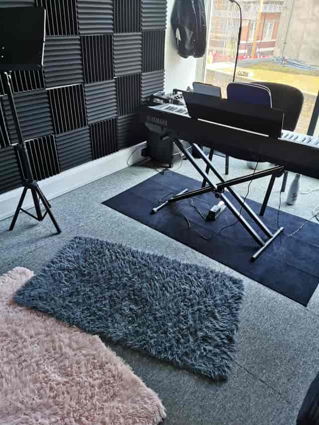 Small rehearsal space with digital piano, ideal for intimate performances and meetings.