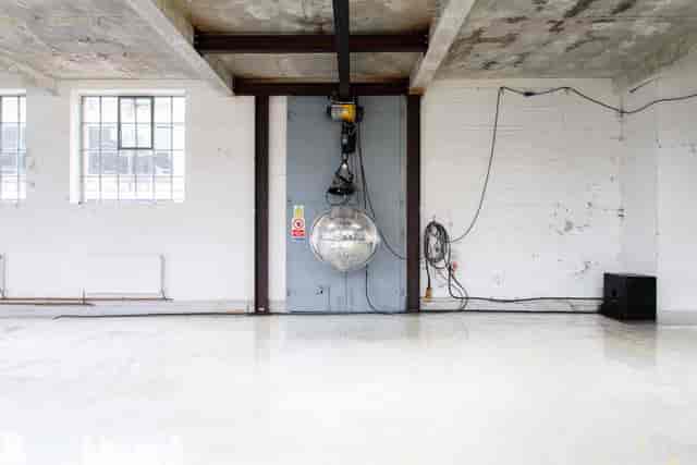 Industrial penthouse event space with high ceilings, ideal for creative events and meetings.