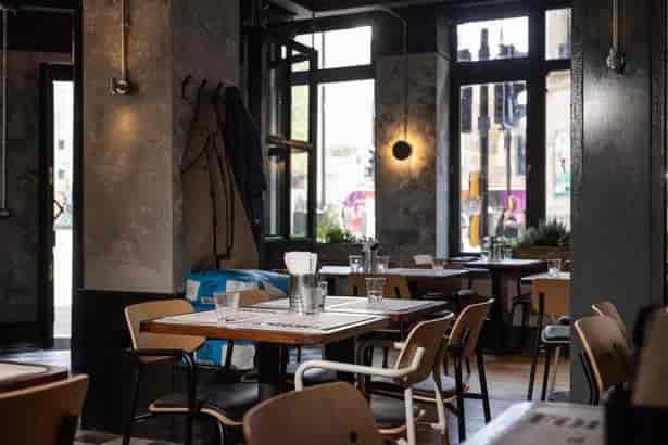 Industrial restaurant space in Forbici, perfect for networking lunches and corporate events.