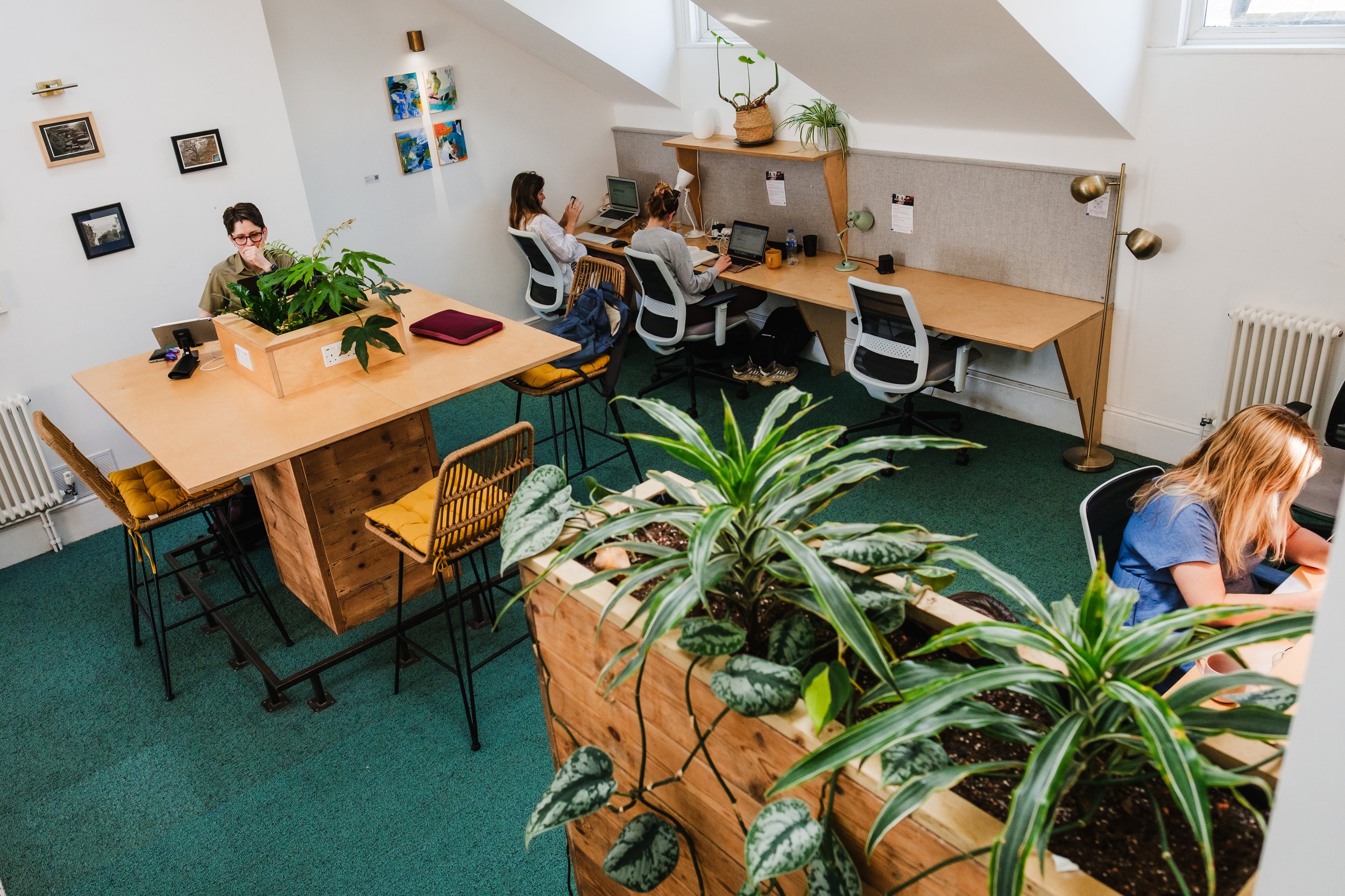 Modern breakout meeting room with collaborative seating for office event space rental. - Banner