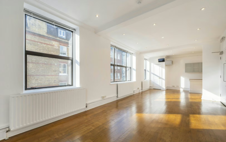 Versatile Pipeline venue with natural light, perfect for intimate meetings and creative workshops.