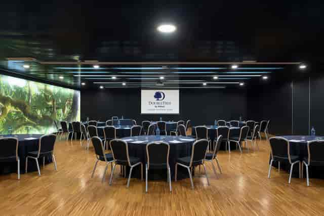 Modern event space with round tables, ideal for conferences and workshops in Lisbon.