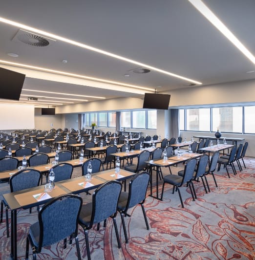Classroom-style conference room at Meliá Lisboa Aeroporto for training seminars and workshops.