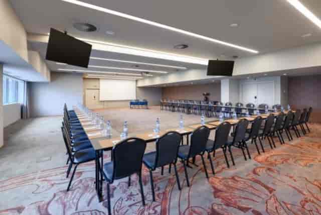 U-shape boardroom at Meliá Lisboa Aeroporto, perfect for professional corporate meetings.
