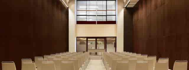 Modern event space in Marbella with white chairs, ideal for corporate meetings and workshops.