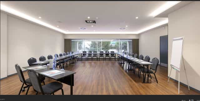 U-shape meeting room at Meliá Lisboa Oriente for collaborative workshops and corporate board meetings.