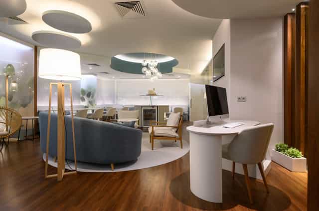 Modern lounge and business workstation for corporate meetings and networking events at Expo Lisboa.