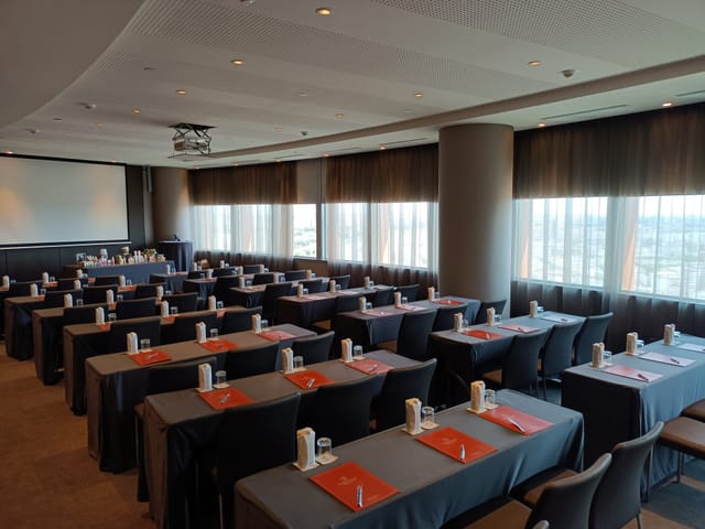 Maestraza conference room with classroom seating for professional business meetings and events.
