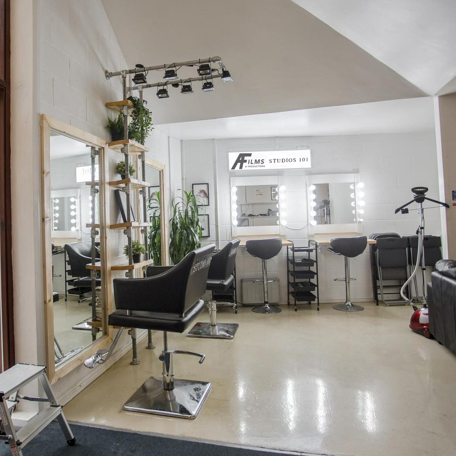 White photography studio in AFFilms for meetings and media shoots. Comfortable seating, modern decor.