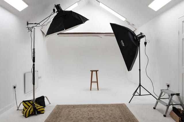 All-white photography studio with bright backdrop, ideal for photo shoots and presentations.