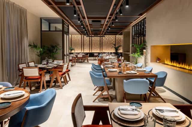 Modern Rioja Room at Radisson Sevilla: ideal for meetings and events with stylish decor.