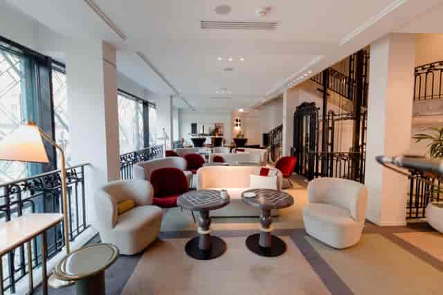 Chic library lounge in Kimpton St Honoré Paris for networking and VIP events.