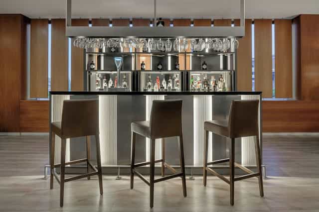 Modern reception bar at AC Hotel Sevilla, ideal for corporate networking and breakout events.