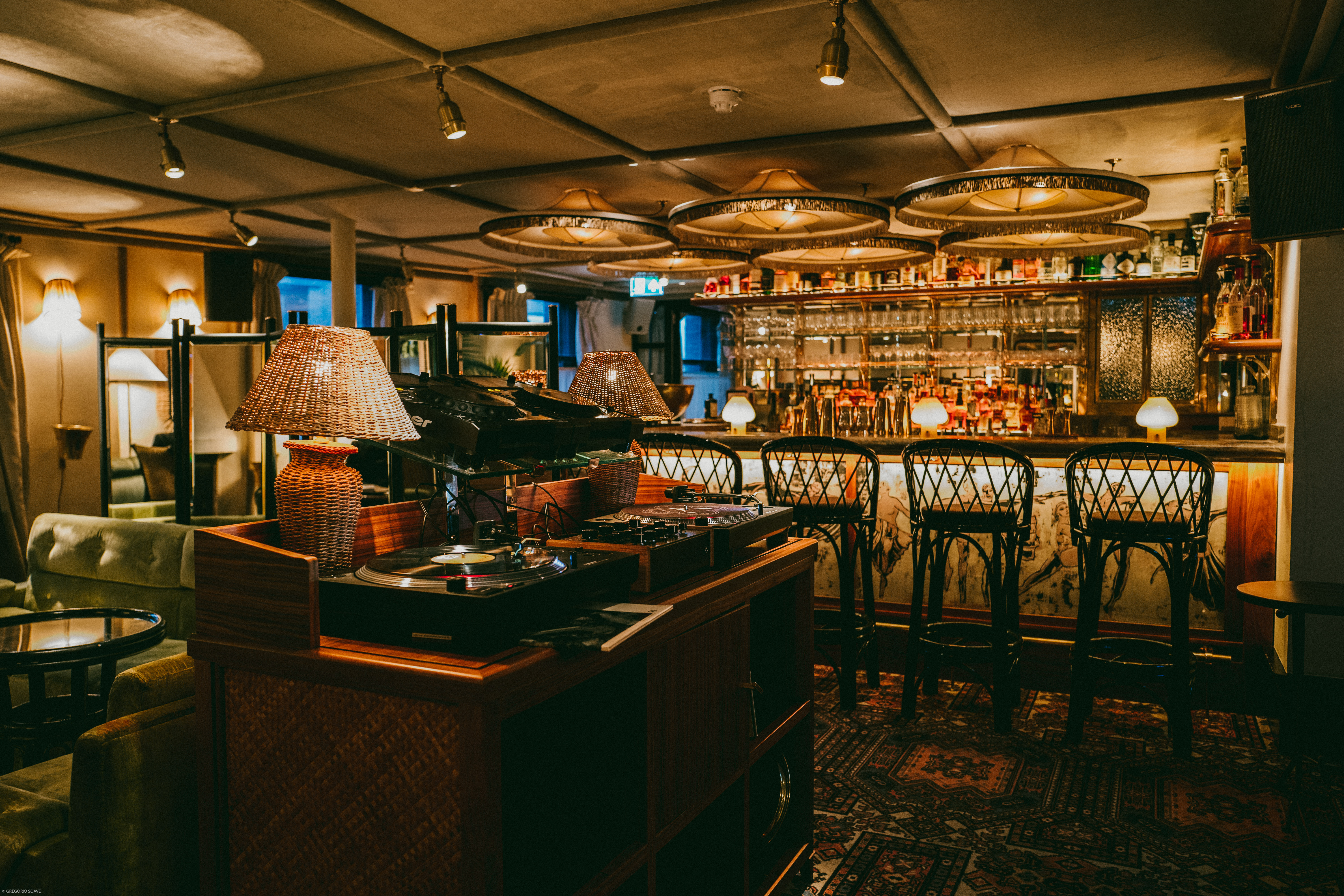 Alligator Bar at House of Louie: elegant venue for networking and celebrations. - Banner