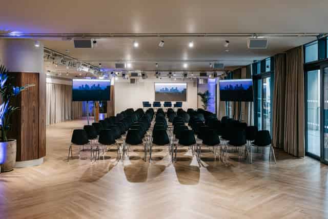 Landing Canary Wharf