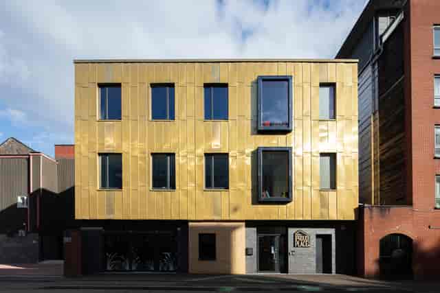 Boutique urban workshop venue with high-impact exterior for corporate events and design meetings.