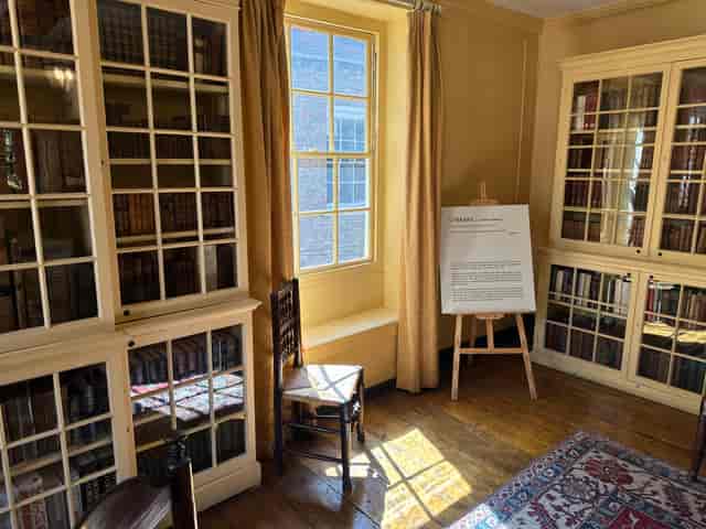 Dr. Johnson’s House library: VIP green room for intimate meetings and exclusive events.