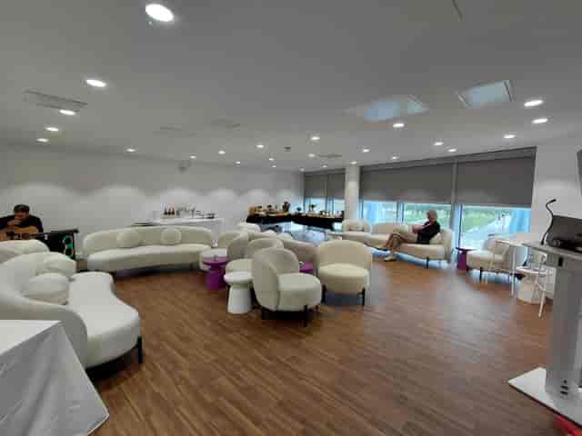 Modern Mezzanine meeting space with modular seating for creative brainstorming in London.